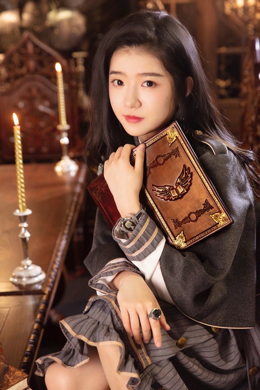 何蓝逗魔法少女写真大片曝光甜美优雅流露知性气质