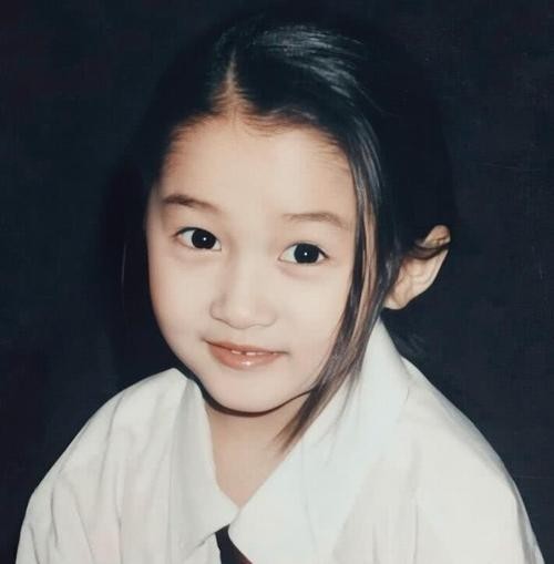 夜透露出的明星童年照片来看,关晓彤小时候就深深具有一股美人气质