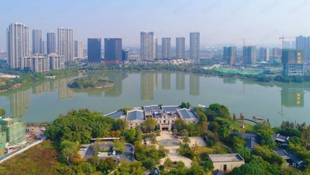 龙光玖龙台位于绿岛湖板块,片区内拥有的1500亩绿岛湖,20万平方米滨江