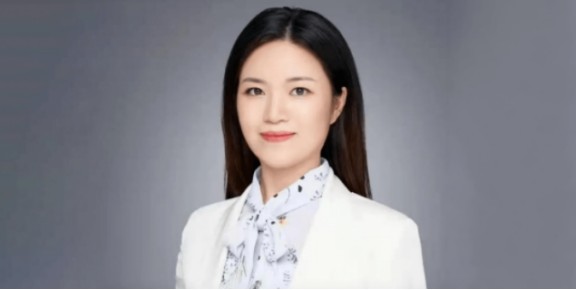 于是,带着好奇,点开一看,发现竟然也是一位美女基金经理.