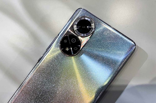 荣耀50摄像头模组的双镜布局,远看像是麻将的二筒,但近看之后发现这