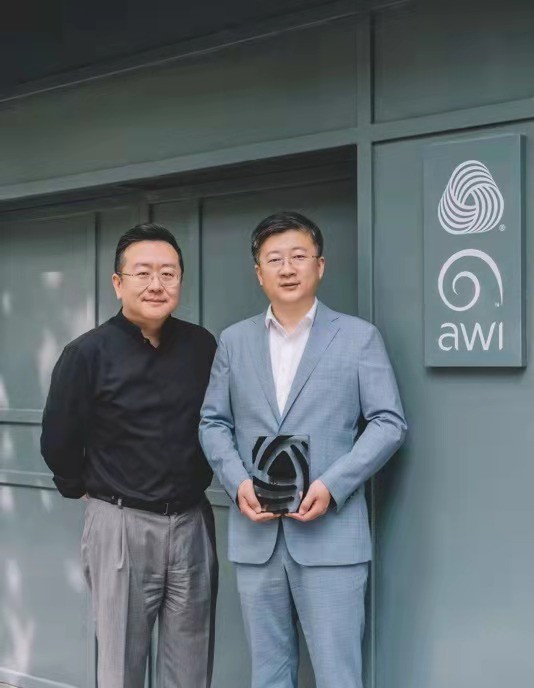 右:山东南山智尚科技股份有限公司董事长赵亮先生