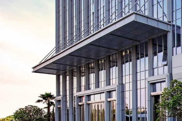 宝鹰精品:单元式幕墙装点惠州新地标——隆生金山湖中心办公楼