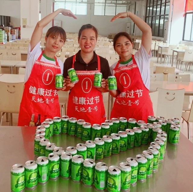 随后,参与今天饭堂活动的工作人员,用空罐摆起"心形"造型,留下美好的