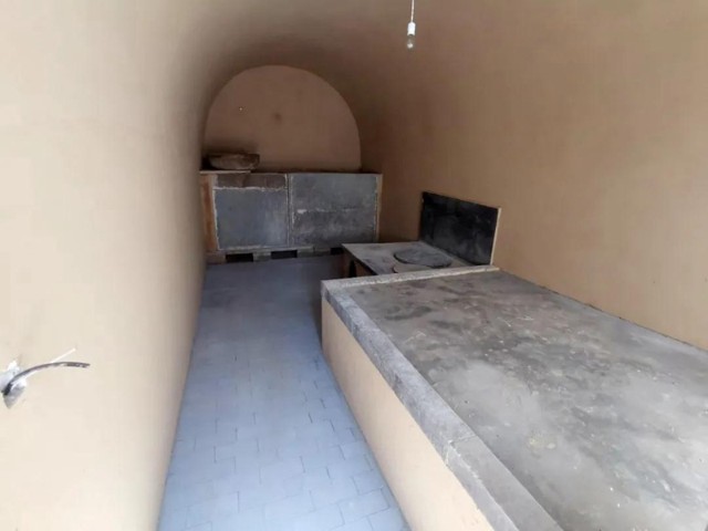 窑洞内部结构朱子休故居位于陕北的农村地区,集中供暖的管网无法触达.