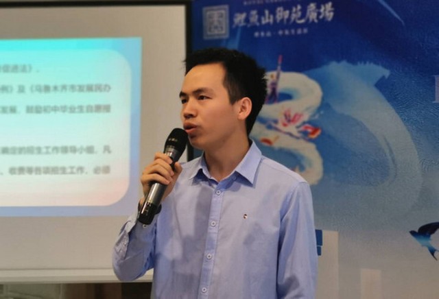 凌雪峰老师凭借多年的教育教学经验,像家长和考生们的老朋友一样,推心