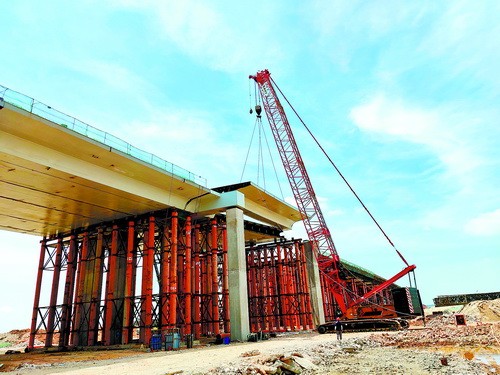 溪东路a标段钢箱梁吊装施工完成有望明年上半年通车