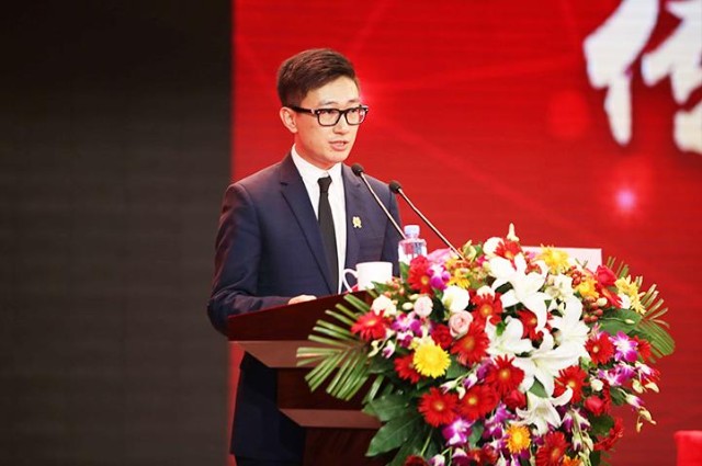威海威高集团的陈学利,陈林父子,与上面这些富豪不同.