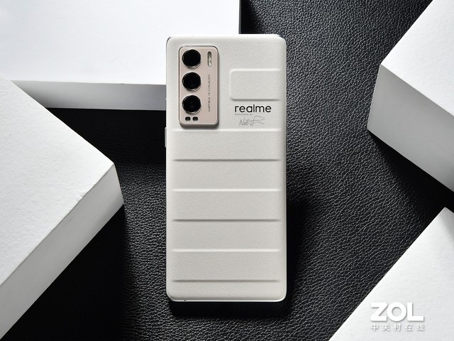 深泽直人设计作品realme真我gt大师探索版旅行箱杏图赏