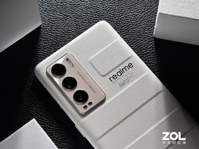 深泽直人设计作品realme真我gt大师探索版旅行箱杏图赏