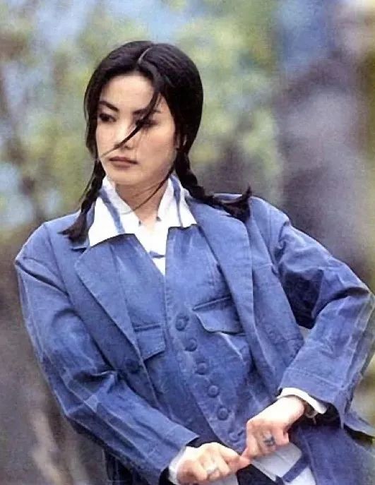 王菲太会穿30年前的穿搭竟然时髦成这样