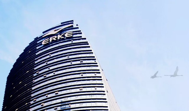 "一位女主播在厦门鸿星尔克总部楼下,对着镜头大喊.