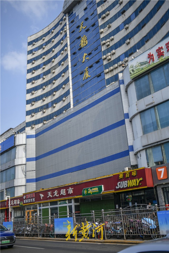 8月14日,记者来到济南火车站南侧的天龙大厦实地探访,天龙大厦临街