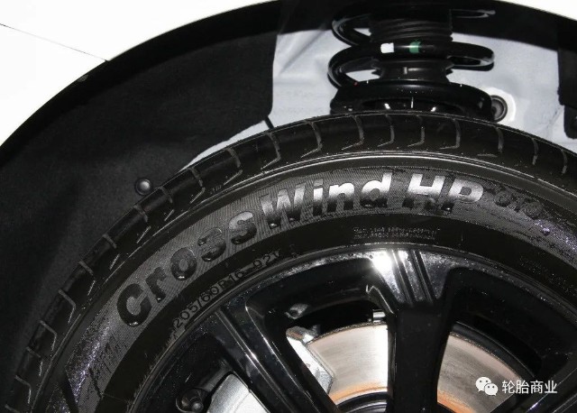 上,记者们将全新的福特maverick小型皮卡车评选为2022年北美年度卡车