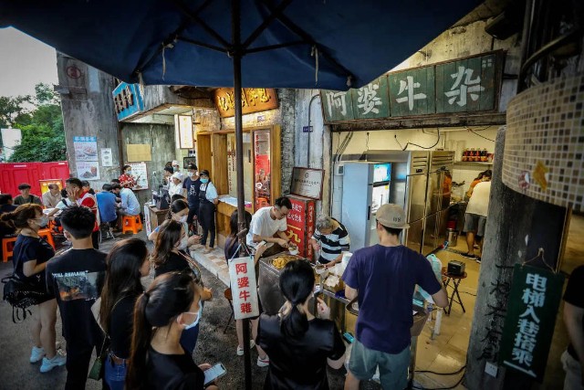 成为“餐饮界的迪士尼”，文和友步子迈大了吗？