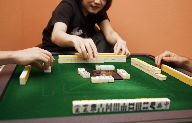 重庆麻将馆个个座无虚席一堆闲人天天打牌他们到底靠什么谋生