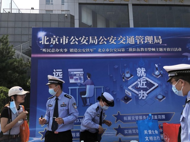 北京公安舉行開放日特警炫技堪比大片局各單位練攤兒為群眾辦實事