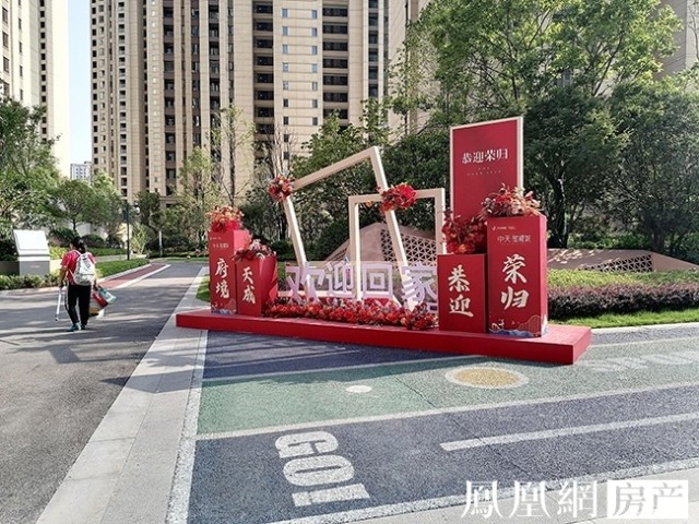 小区大门口,进入小区后,在最显眼的地方都能看到物业设置的"欢迎回家"