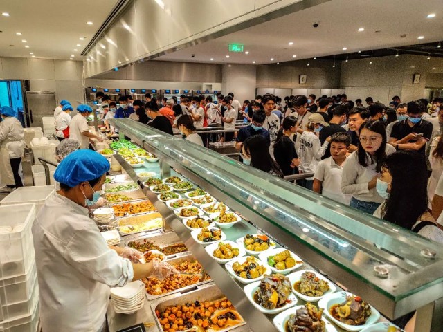 早餐还没吃完,"小米食堂"的微信公众号已经推送了午餐和晚餐的菜单.