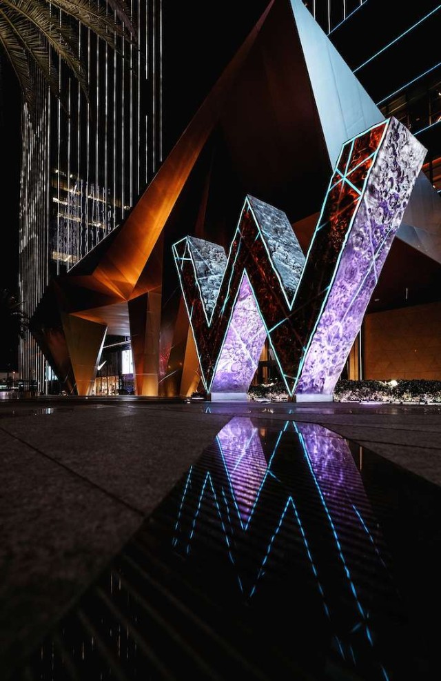 "非常高兴能够将w酒店品牌带入中国华中地区,这标志着我们在国内全新