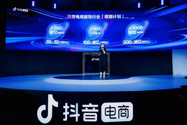 抖音上制作壁紙的軟件_抖音上年齡計算器是什么軟件_抖音上翻譯英語的軟件