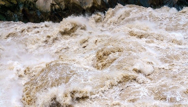 山西汾河河津段遭遇57年来最大洪水当地启用10万亩黄河滩地蓄滞