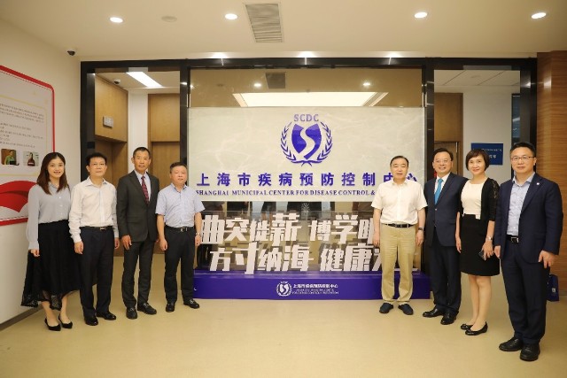 上海基金公司代表慰问上海疾控人员与疾控中心全国劳动模范张曦(中)