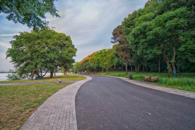 摄图网_500915493_banner_小区湖边适合散步的道路（非企业商用）.jpg