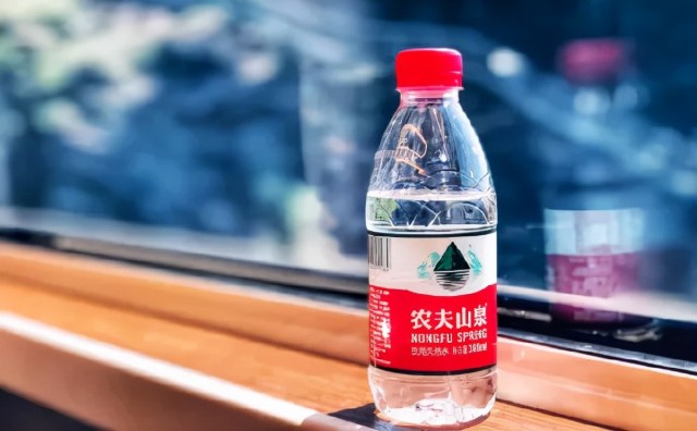 目前,农夫山泉,怡宝,百岁山三大国产瓶装水品牌已经牢牢占据了全国过