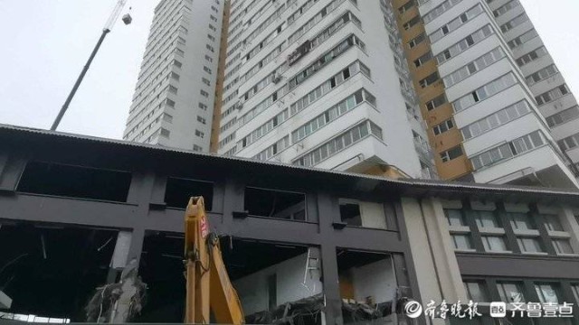 济南东湖大厦开拆现场施工人员内部已基本拆完