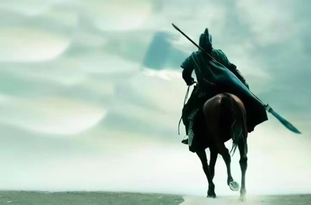 贵州大山鹿一匹战马正在奔跑破圈