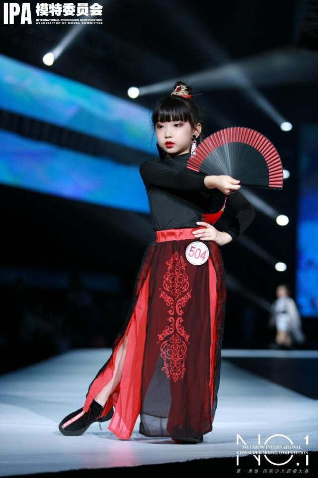 小超模管若霖荣获2021sz少儿时尚周全球人气季军