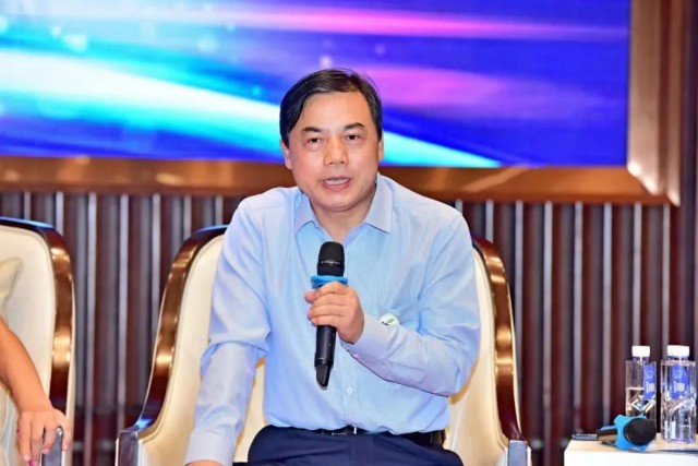 图为:四川农业大学动物医学院 程安春院长当然,从行业到高校,从立法到