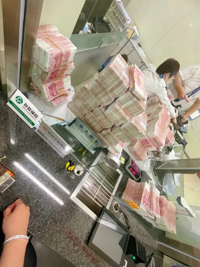 上海银行服务态度有问题大客户怒取500万现金网友有钱真好