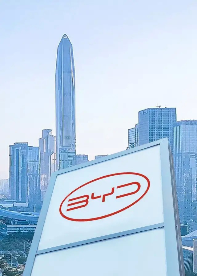 眼看着各路房企不断跨入汽车领域,国产汽车的"扛把子"比亚迪做出了"