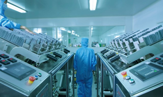 在老郑36岁那年,他靠着省吃俭用的积蓄再次办起了眉笔制造厂.