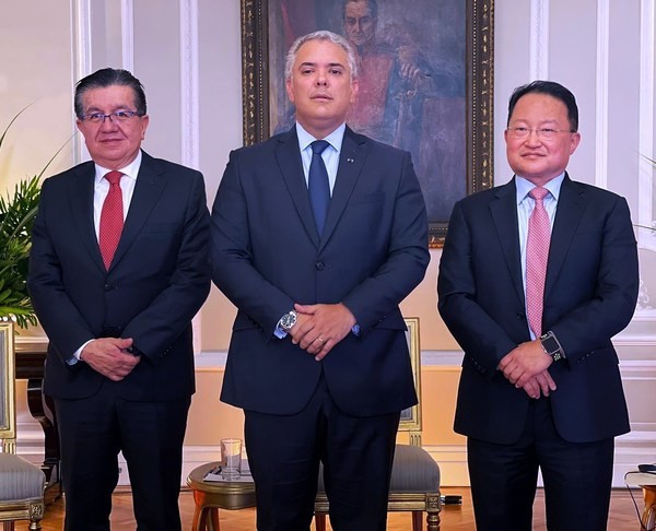 From Left to Right: Dr. Fernando Ruiz Gomez, Minister of Health and Social Protection, Republic of Colombia; Ivn Duque Mrquez, President of Colombia; Dr. J. Joseph Kim, President and CEO, INOVIO Pharmaceuticals