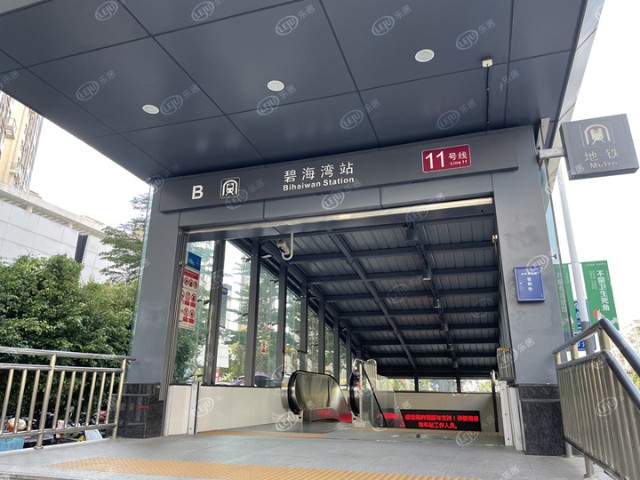 在交通配套上,榕江壹号院就在11号线碧海湾站c出口处,无缝接驳地铁站