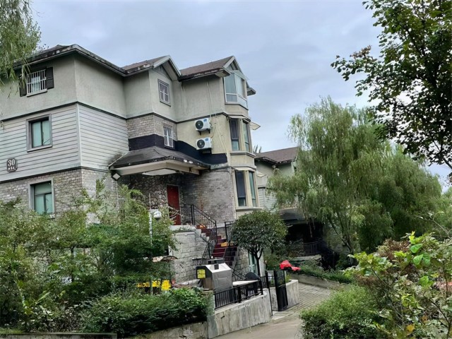 客栈位于闻名世界风景秀丽的终南山,秦岭山水小区别墅区,距离机场仅一