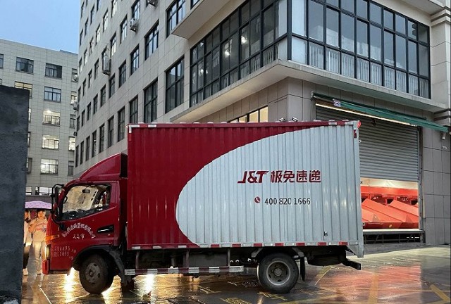 极兔速递的运货车.