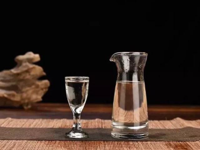 白酒五强前三季狂赚超七百亿？茅台、五粮液后老三争夺战怎么打？