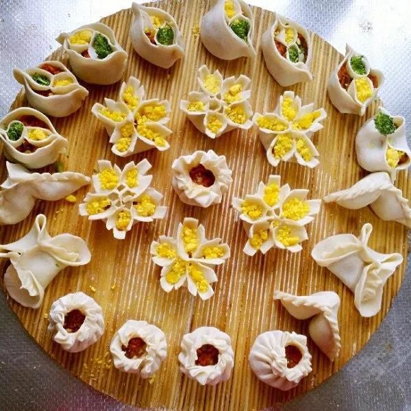 亮出绝活,惊艳全场花式包饺子来暖冬饺子宴形状多样,内涵丰富一种饺子