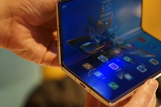 华为双折叠手机曝光2个铰链厚度惊人不如oppo卷轴屏