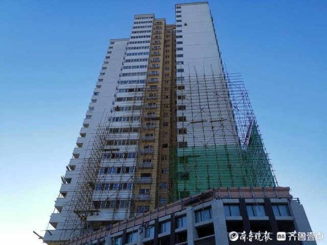 齐鲁晚报齐鲁壹点记者来到位于济南大明湖东南角附近的东湖大厦拆除