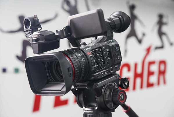 xf605能很好地应对电视台拍摄对高画质,高机动性的需求,对单人操作