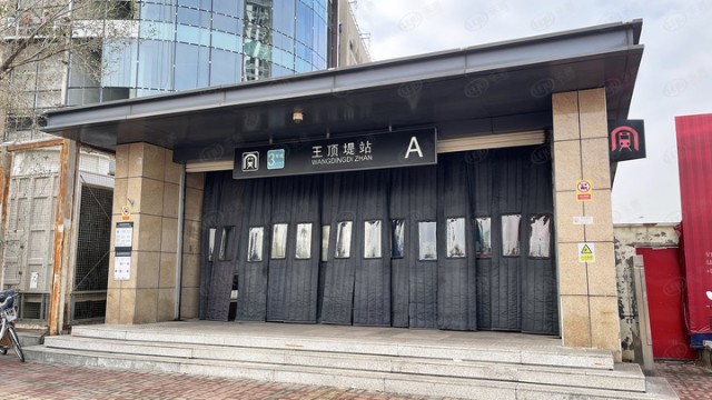 保利云禧为地铁上盖项目,地块南侧为地铁3号线王顶堤站bc出口,此外