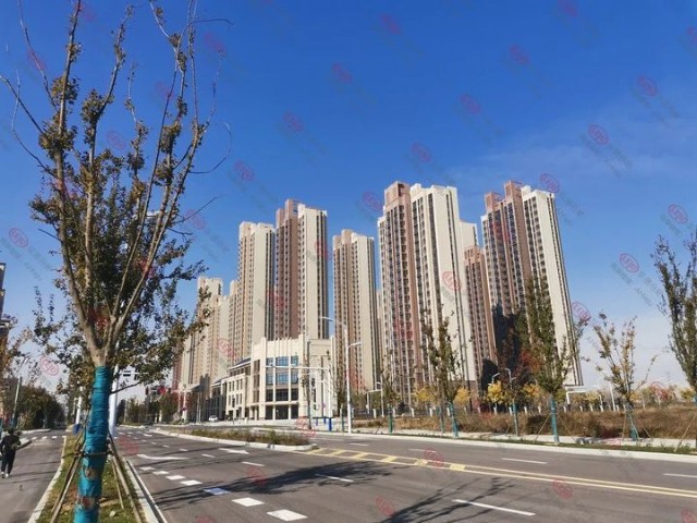 不远处还有合肥第四中学;商业上有招商花漫里在建商业,旁边的滨湖润园