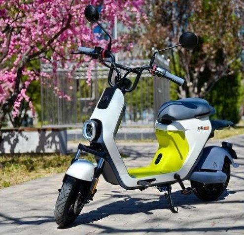 新国标电动自行车九号c60上下班通勤全靠它