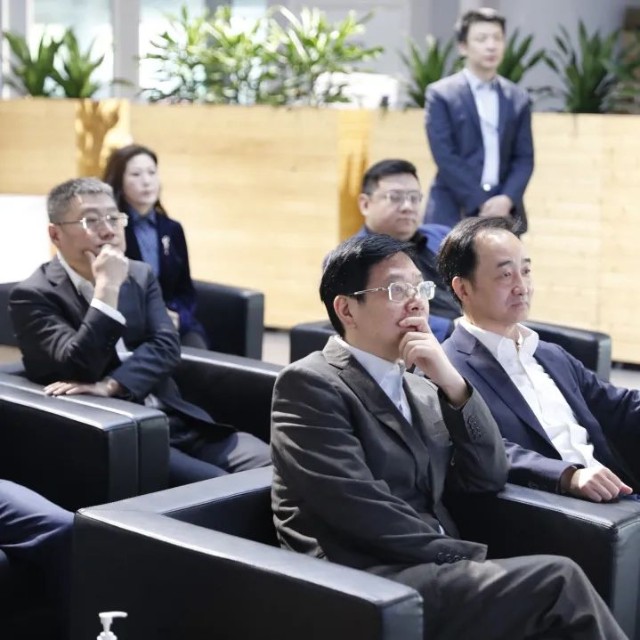 重庆现代产业发展研究所指导委员会主任汤宗伟,渝富集团党委委员,副总