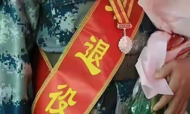 退役不褪色,退伍不褪志,更多吸納全縣更多退役軍人成為基地員工,扶持